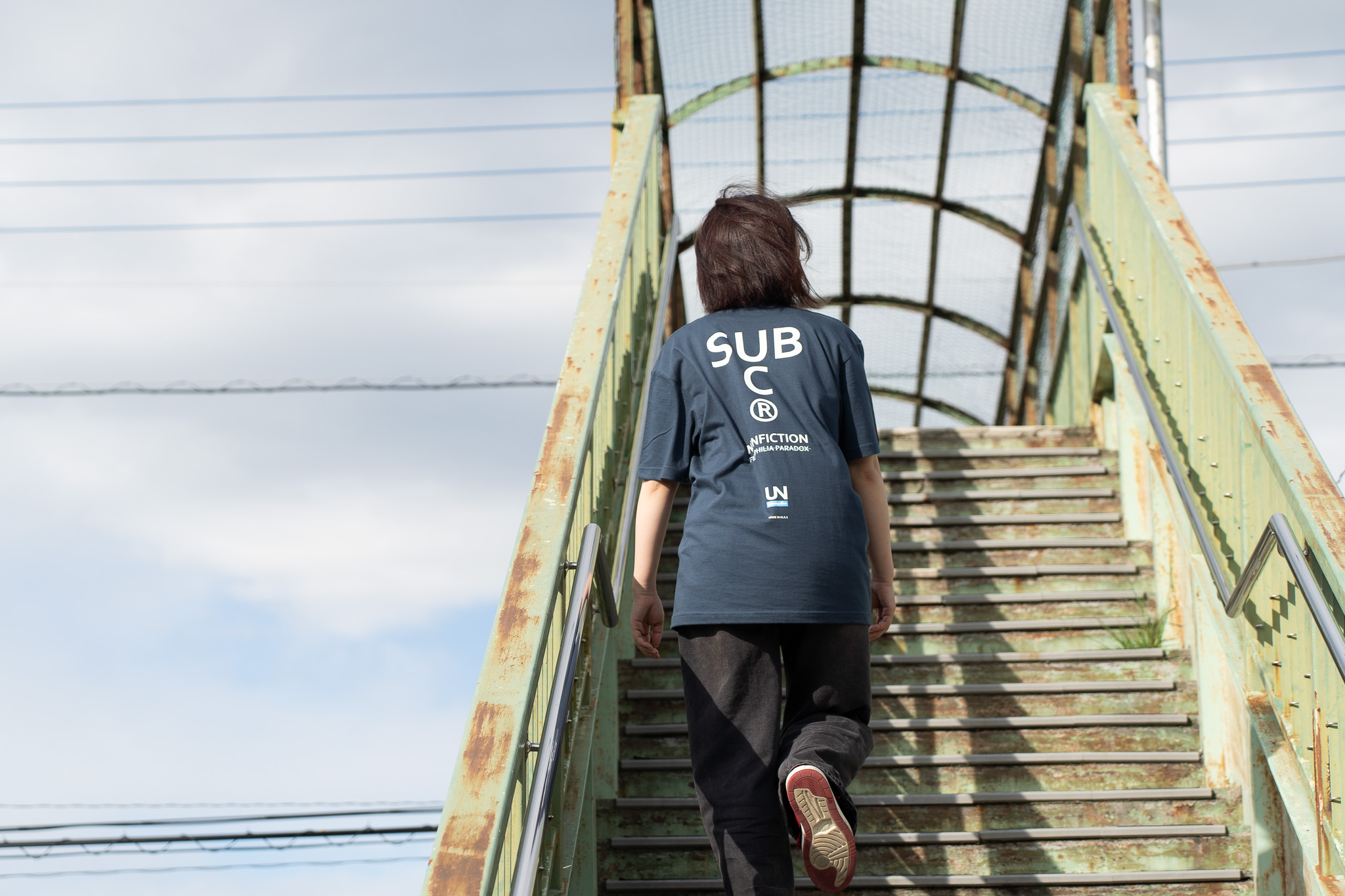 【Standup Blue ×UNCOVER】”nonfiction”Tee Slate navy